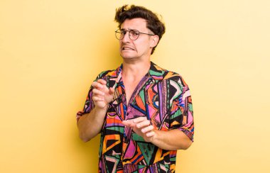 Genç yakışıklı adam tiksiniyor ve midesi bulanıyor. İğrenç, kokuşmuş ya da kötü kokan bir şeyden kaçıyor.