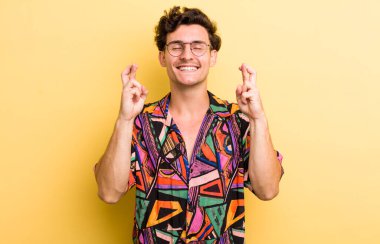 Genç yakışıklı adam gergin ve umutlu, şans diliyor ve dua ediyor.