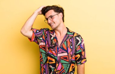 Genç yakışıklı adam neşeyle ve tesadüfen gülümsüyor, olumlu, mutlu ve kendinden emin bir bakışla göğüs göğüse.