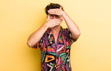 Genç yakışıklı adam kameraya hayır diyen iki eliyle yüzünü kapatıyor! Resimler reddediliyor ya da yasaklanıyor