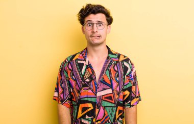 Genç yakışıklı adam kendini cahil, kafası karışmış ve hangi seçeneği seçeceği konusunda kararsız hissediyor, sorunu çözmeye çalışıyor.