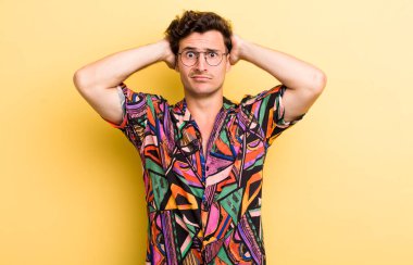 Genç yakışıklı adam hayal kırıklığına uğramış ve sıkılmış hissediyor, başarısızlıktan bıkmış ve bıkmış, sıkıcı işlerden bıkmış