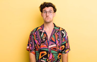 Genç yakışıklı adam üzgün ve stresli, kötü bir sürpriz yüzünden üzgün, olumsuz, endişeli bir bakışla