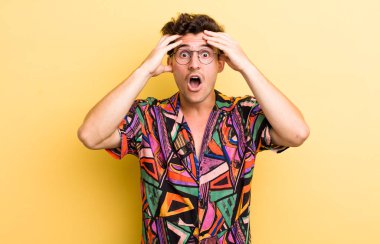 Dehşete kapılmış ve şok olmuş hisseden genç yakışıklı adam, bir hata yüzünden el ele tutuşuyor ve panikliyor.