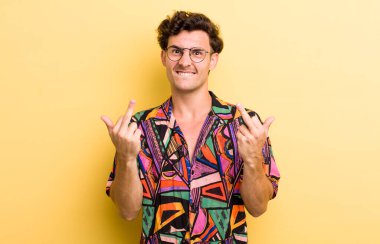 Genç yakışıklı adam kışkırtıcı, agresif ve müstehcen hissediyor. İsyankar bir tavırla orta parmağını hareket ettiriyor.