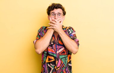 Şok olmuş, şaşırmış bir ifadeyle ağzı kapalı genç yakışıklı bir adam sır saklıyor ya da 