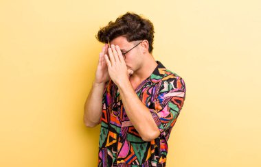 Genç yakışıklı adam üzgün, hayal kırıklığına uğramış bir bakışla gözlerini kapatıyor umutsuzluk, ağlama, yan bakış