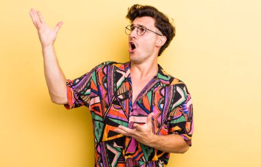 Genç yakışıklı bir adam opera yapıyor ya da konserde şarkı söylüyor, romantik, sanatsal ve tutkulu hissediyor.