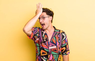 Aptal bir hata yaptıktan ya da hatırladıktan sonra kendini aptal gibi hissederek avuçtan avuca kadar büyüten genç yakışıklı adam.