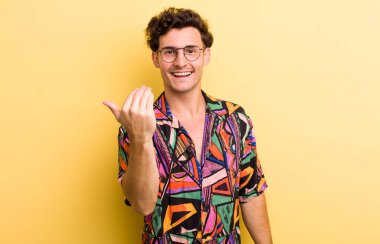 Genç yakışıklı adam kendini mutlu, başarılı ve kendinden emin hissediyor. Meydan okumayla yüzleşip 