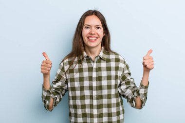 Genç ve güzel bir kadın şok olmuş, heyecanlı ve mutlu hissediyor, gülüyor ve başarıyı kutluyor,!