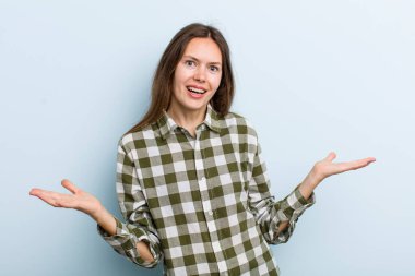 Genç ve güzel bir kadın mutlu, kibirli, gururlu ve kendinden memnun görünüyor. Kendini bir numara gibi hissediyor.