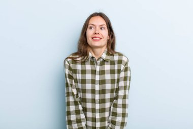 Genç ve güzel bir kadın endişeli, stresli, endişeli ve korkmuş görünüyor, panikliyor ve dişlerini sıkıyor.