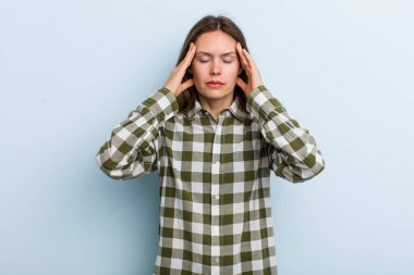 Genç ve güzel bir kadın. Yoğunlaşmış, düşünceli ve ilham verici görünüyor. Beyin fırtınası yapıyor ve hayal ediyor.