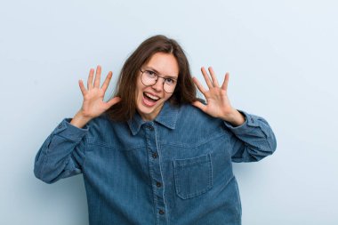 Genç ve güzel bir kadın panik ya da öfke içinde bağırıyor. Şok olmuş, korkmuş ya da öfkeli. Elleri başının yanında.