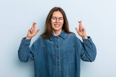 Genç ve güzel bir kadın gergin ve umutlu, dua ediyor ve şans diliyor.