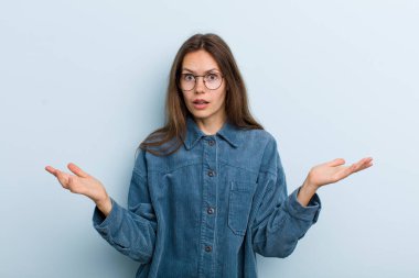 Genç ve güzel bir kadın son derece şok olmuş ve şaşırmış, endişeli ve paniklemiş hissediyor, stresli ve dehşete kapılmış bir bakışla