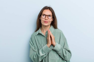 Genç ve güzel bir kadın gururlu, yaramaz ve kibirli. Şeytani bir plan yaparken ya da bir numara düşünürken.