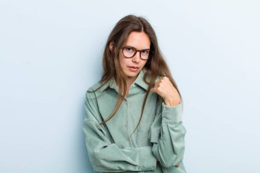 Genç ve güzel bir kadın kibirli, başarılı, pozitif ve gururlu görünüyor.