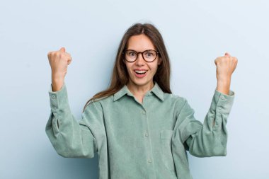 Genç ve güzel bir kadın inanılmaz bir başarıyı kutluyor. Kazanan gibi. Heyecanlı ve mutlu görünüyor.!