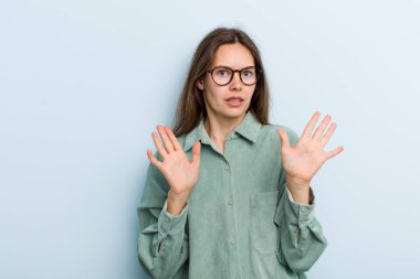 Genç ve güzel bir kadın gergin, endişeli ve endişeli görünüyor. Benim hatam olmadığını söylüyor. Yoksa ben yapmadım. 