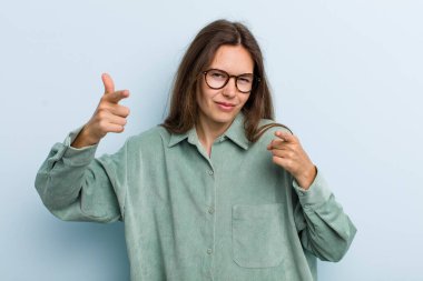 Genç ve güzel bir kadın kamerayı iki parmağıyla ve kızgın bir ifadeyle sana görevini yapmanı söylüyor.