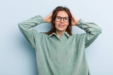 Genç ve güzel bir kadın mutlu, kaygısız, arkadaş canlısı ve rahat görünüyor. Hayattan ve başarıdan keyif alıyor, olumlu bir tavırla.