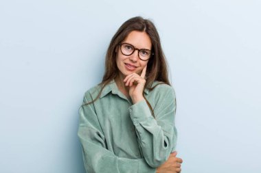 Genç ve güzel bir kadın ciddi, şaşkın, kararsız ve düşünceli görünüyor. Seçenekler ve seçenekler arasında şüpheci.