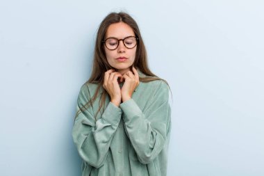 Genç ve güzel bir kadın şapşal ve komik görünüyor. Şaşı bakışlı, şakacı ve şakacı.