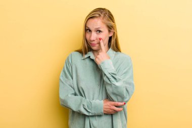 Genç sarışın güzel kadın sana göz kulak oluyor, güvenmiyor, izliyor, tetikte ve tetikte.