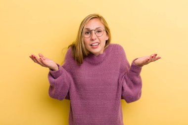 Genç, sarışın, güzel bir kadın bilgisiz ve kafası karışık, hangi seçeneği seçeceğinden emin değil, merak ediyor.