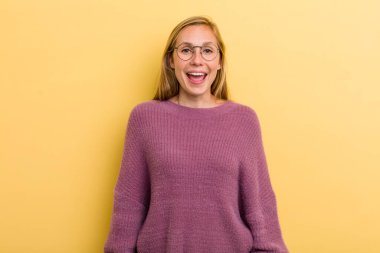 Genç, sarışın, güzel bir kadın. Mutlu ve hoş bir şekilde şaşırmış görünüyor. Büyülenmiş ve şok olmuş bir ifadeyle heyecanlı.