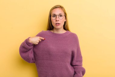 Genç, sarışın, güzel bir kadın şaşkın, şaşkın ve güvensiz hissediyor, kendini gösterip kim olduğunu soruyor, ben mi??