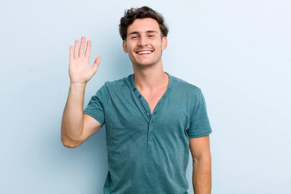 Jovem Homem Bonito Sorrindo Feliz Alegremente Acenando Mão Acolhendo Cumprimentando — Fotografia de Stock