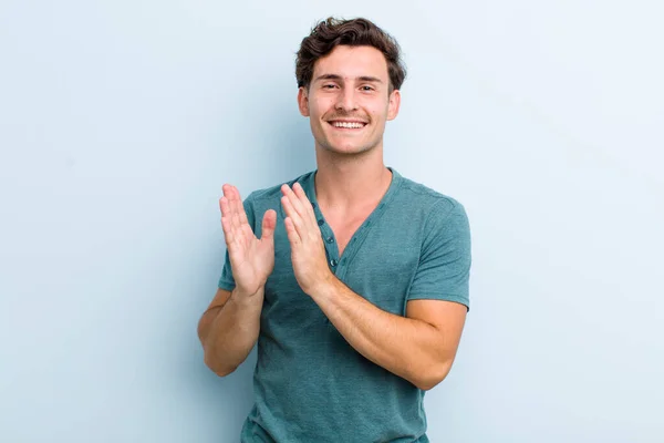 Jovem Bonito Homem Sentindo Feliz Bem Sucedido Sorrindo Batendo Palmas — Fotografia de Stock