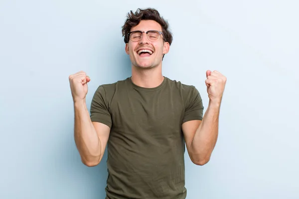 Jovem Homem Bonito Olhar Extremamente Feliz Surpreso Celebrando Sucesso Gritando — Fotografia de Stock
