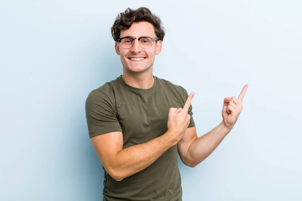 Jonge Knappe Man Glimlachen Gelukkig Wijzen Naar Opzij Omhoog Met — Stockfoto