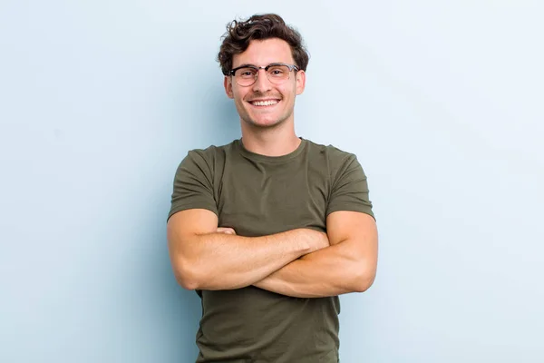 Mladý Pohledný Muž Vypadá Jako Šťastný Hrdý Spokojený Úspěšný Usmívající — Stock fotografie