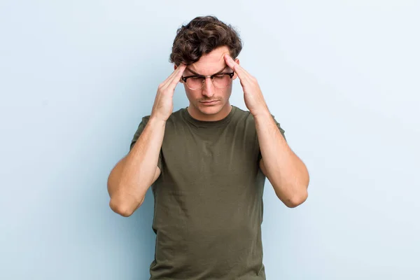 Jovem Bonito Homem Olhando Estressado Frustrado Trabalhando Sob Pressão Com — Fotografia de Stock