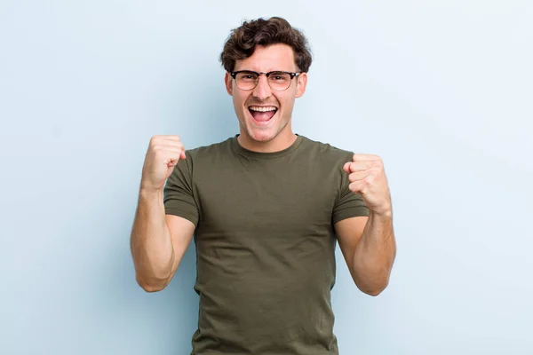 Joven Hombre Guapo Sintiéndose Feliz Sorprendido Orgulloso Gritando Celebrando Éxito —  Fotos de Stock