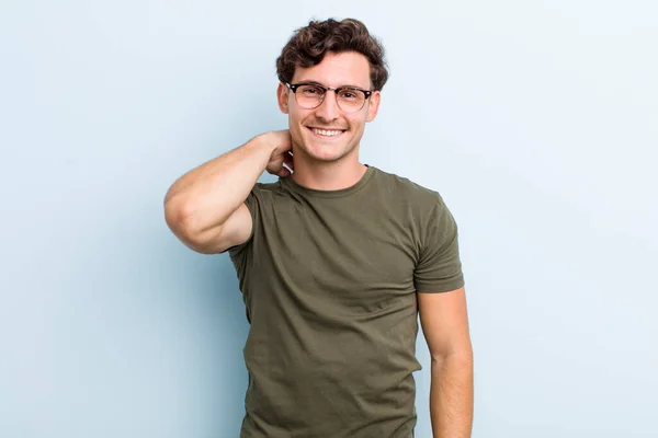 Junger Gutaussehender Mann Lacht Fröhlich Und Selbstbewusst Mit Einem Lässigen — Stockfoto