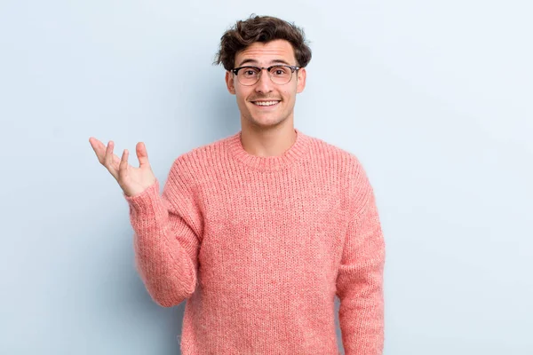 Jovem Homem Bonito Sentindo Feliz Surpreso Alegre Sorrindo Com Atitude — Fotografia de Stock