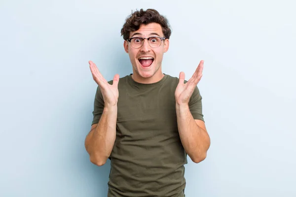 Joven Hombre Guapo Buscando Feliz Emocionado Sorprendido Con Una Sorpresa —  Fotos de Stock