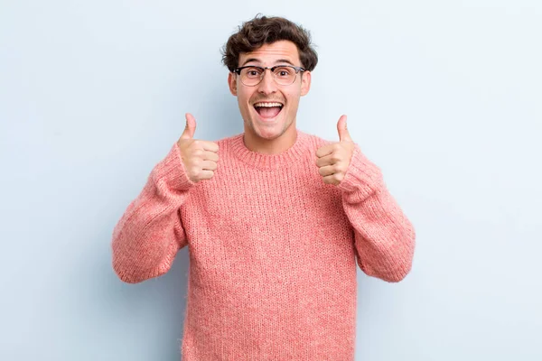 Jovem Bonito Homem Sorrindo Amplamente Olhando Feliz Positivo Confiante Bem — Fotografia de Stock