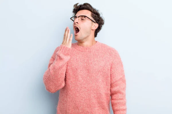 Junger Schöner Mann Gähnt Faul Frühen Morgen Wacht Auf Und — Stockfoto