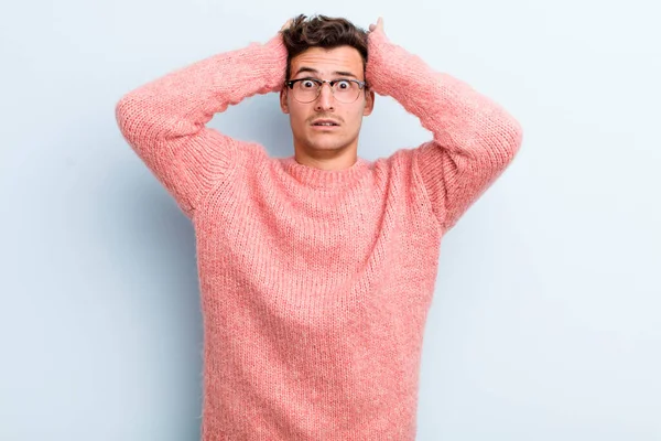 Genç yakışıklı adam hayal kırıklığına uğramış ve sıkılmış hissediyor, başarısızlıktan bıkmış ve bıkmış, sıkıcı işlerden bıkmış