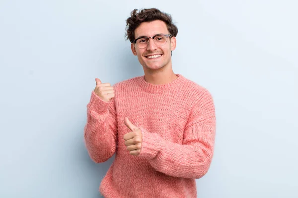 Jeune Bel Homme Souriant Joyeusement Avec Désinvolture Pointant Vers Copier — Photo