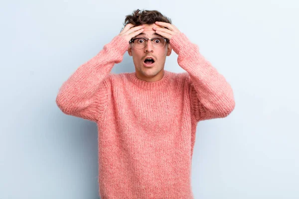 Dehşete kapılmış ve şok olmuş hisseden genç yakışıklı adam, bir hata yüzünden el ele tutuşuyor ve panikliyor.