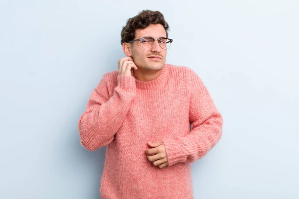 Jovem Homem Bonito Sentindo Estressado Frustrado Cansado Esfregando Pescoço Doloroso — Fotografia de Stock