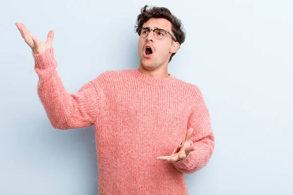 Genç yakışıklı bir adam opera yapıyor ya da konserde şarkı söylüyor, romantik, sanatsal ve tutkulu hissediyor.